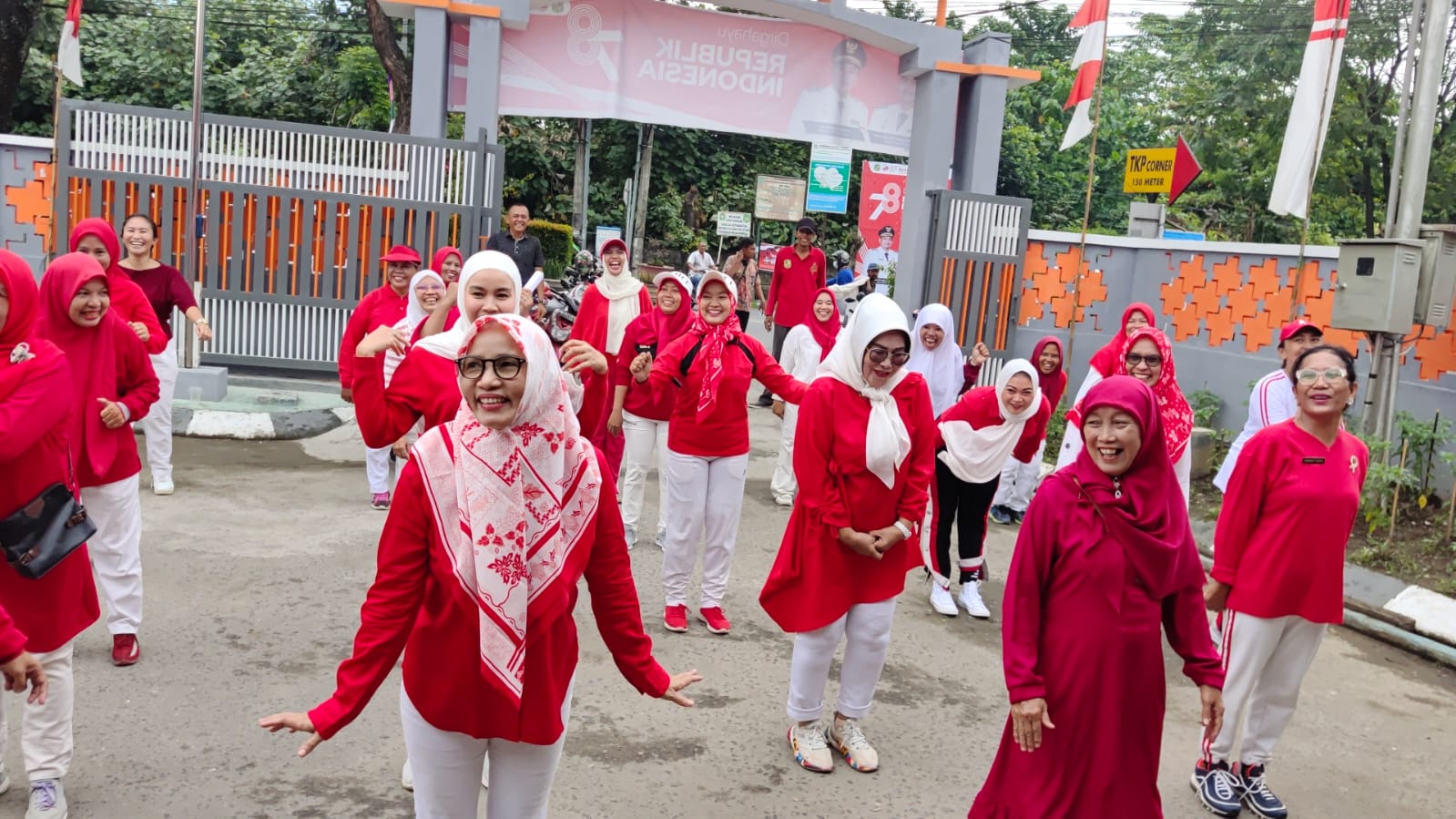 TP.PKK Kecamatan Medan Sunggal memeriahkan Perayaan HUT Republik Indonesia Ke-78 dengan mengadakan perlombaan antar Ibu-Ibu PKK Kelurahan. (18/08)